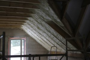 Stogo šiltinimas poliuretanu yra viena efektingiausių stogo šiltinimo būdų